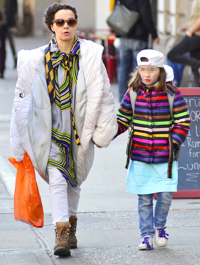 Björk con su hija Isadora Barney paseando por Nueva York en 2012