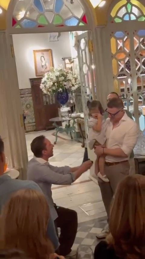 Ken Appledorn sorprendió a Jorge Cadaval durante la celebración de su 66 cumpleaños al arrodillarse para pedirle matrimonio por tercera vez
