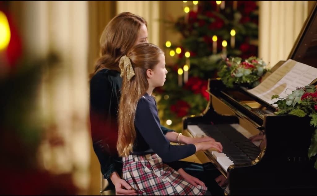 Charlotte le sonrió a su madre durante la actuación