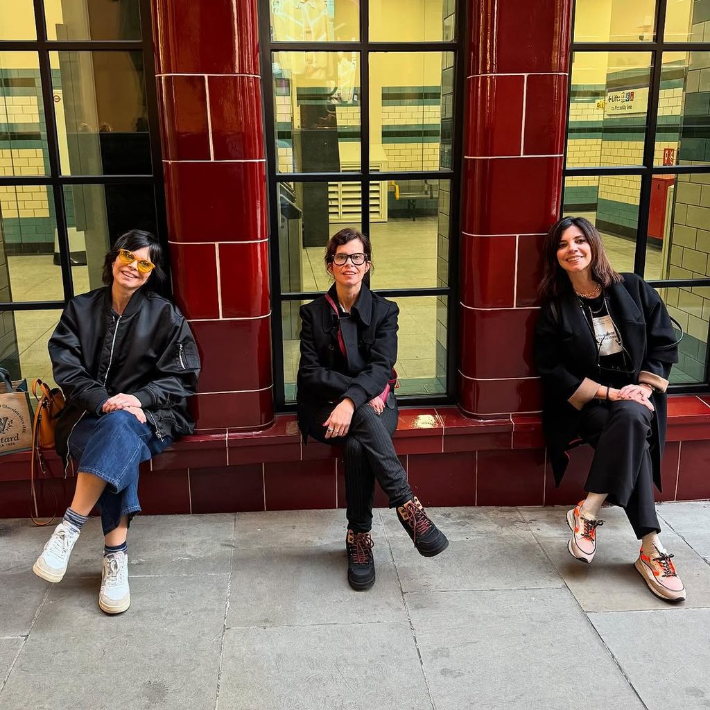 Maribel Verdú junto a sus hermanas gemelas en Londres