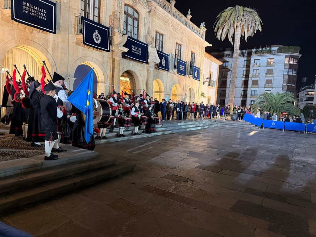Gaiteros a las puertas del Hotel de La Reconquista para el cóctel tras la ceremonia de los Premios Princesa de Asturias 2026