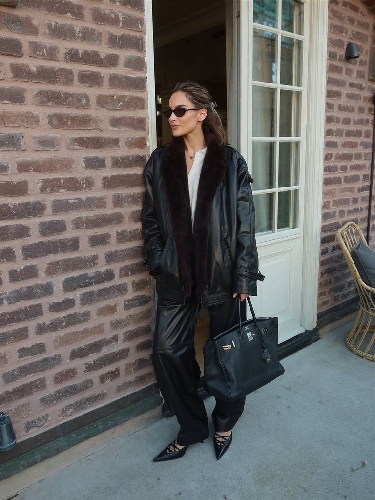 los pantalones negros son mi básico, pero jamás los llevaría en estos 5 planes