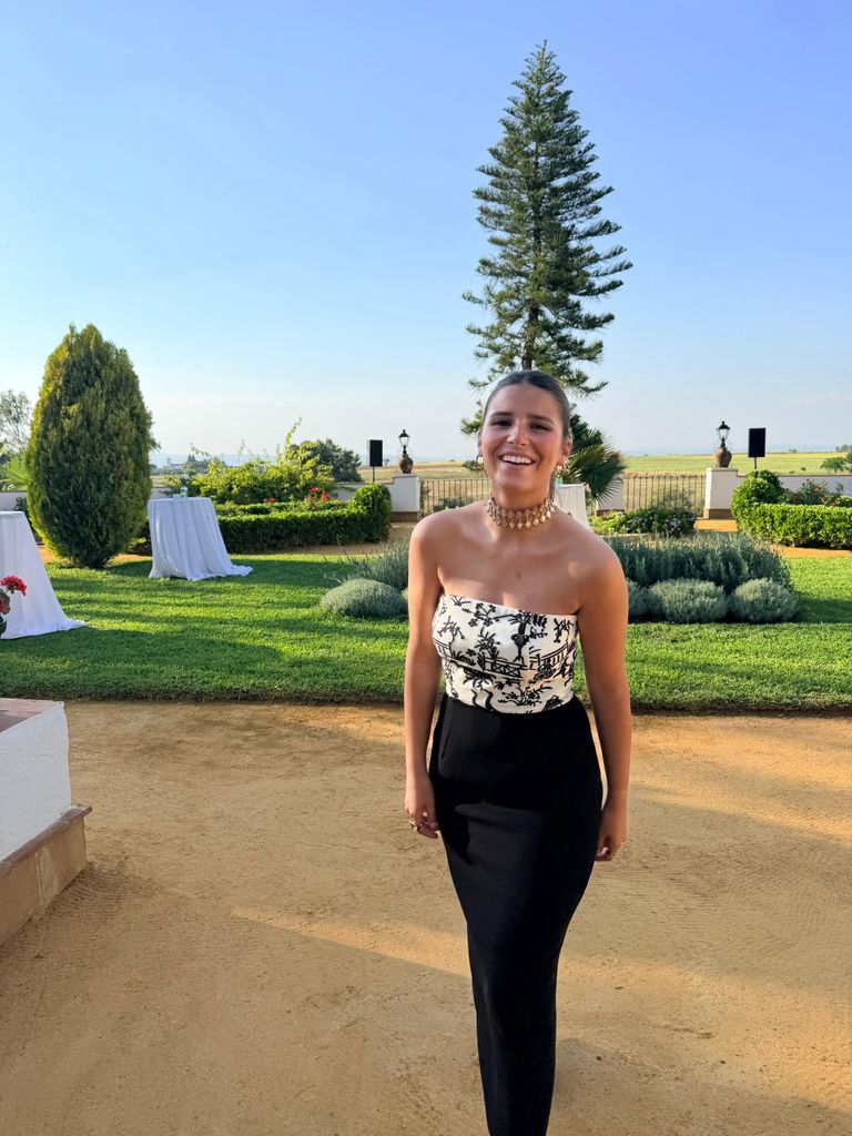 Tana Rivera con look de invitada de Nicolás Montenegro.