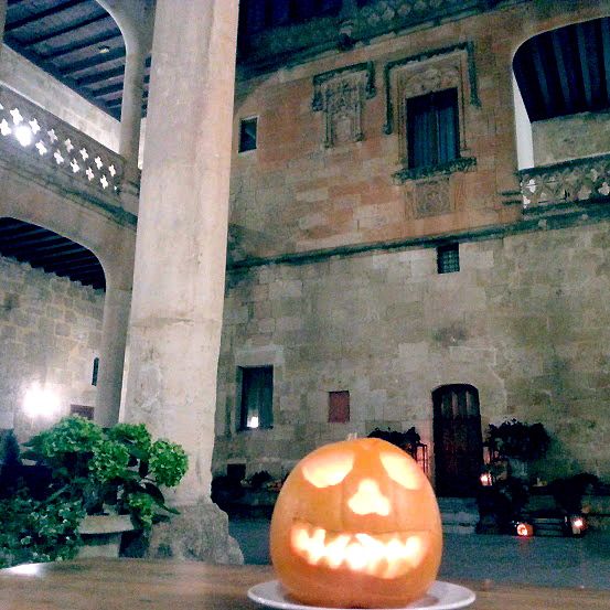 Y en Salamanca, en El Castillo del Buen Amor, proponen una terrorífica noche de Halloween con un menú diseñado para la ocasión, concurso de disfraces y lujosas habitaciones para que duerma... ¡quién pueda!
