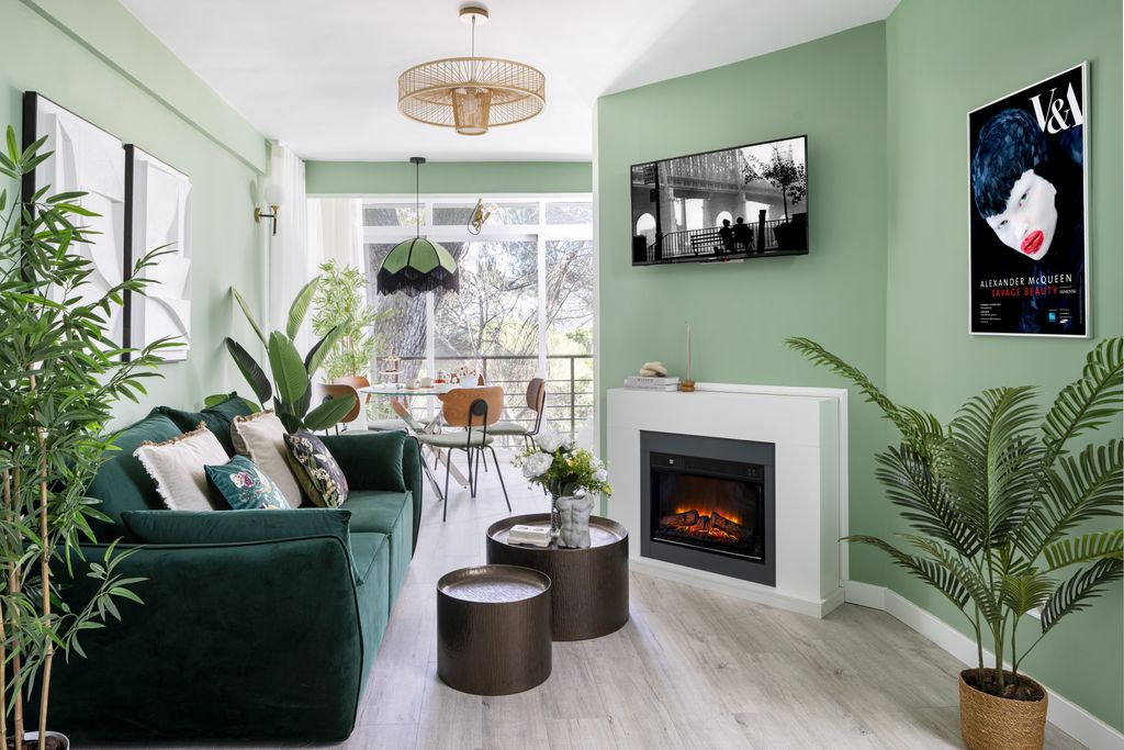 Salón con chimenea decorado en color verde