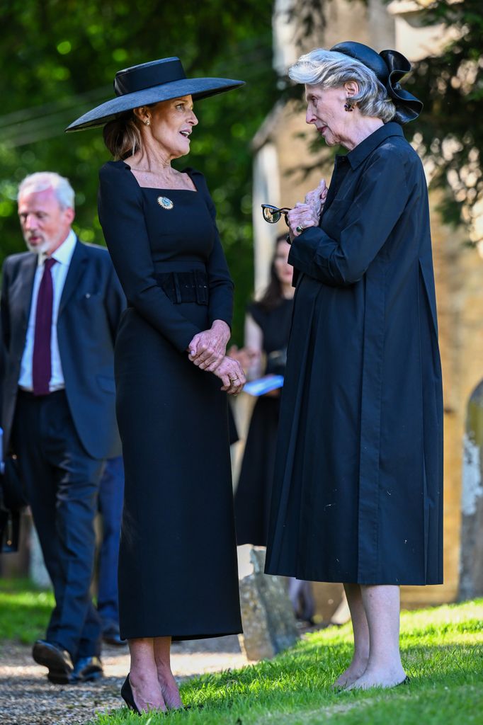 India Hicks charlando con una de las asistentes al funeral de su madre, Lady Pamela