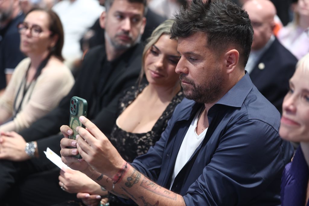 Pablo López y su mujer, Laura Rubio, siguen con emoción e interés el último encuentro del Papa Leon XIV en Madrid