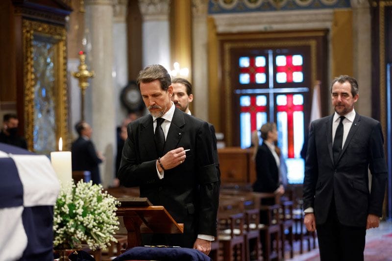 Pablo de Grecia ante el féretro de su padre