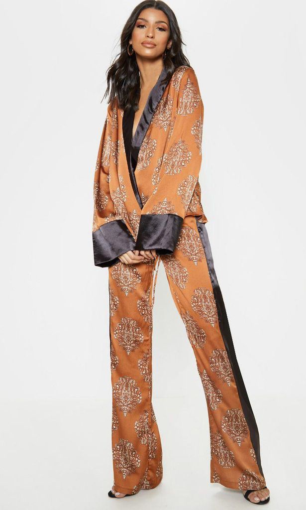 traje satinado estampado de pretty little thing
