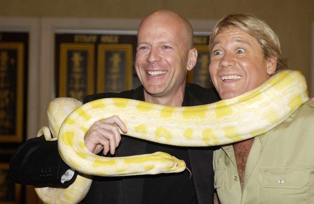 Tres imágenes de Steve Irwin, padre de Robert Irwin y un personaje muy popular en los noventa