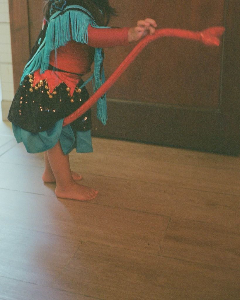 Cazzu compartió esta foto de su hija Inti usando una versión del traje que ella usó para el video de 'Jujuy Estrellado'.