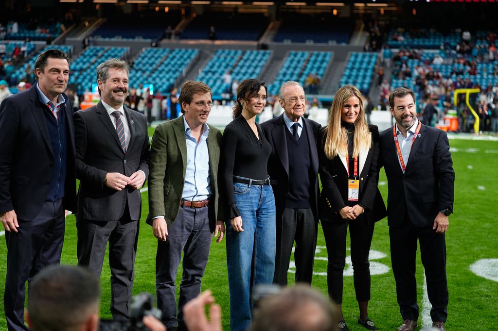 Isabel Díaz Ayudo en el partido de la NFL en el estadio Santiago Bernabéu, Madrid, 2025.