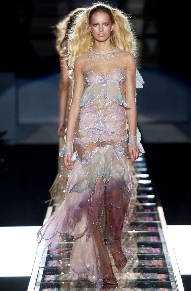 Karolina Kurkova, para Versace Alta Costura Primavera/Verano 2002.