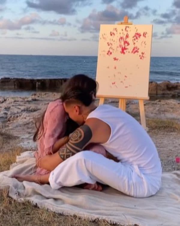 Violeta y Fabio abrazados 