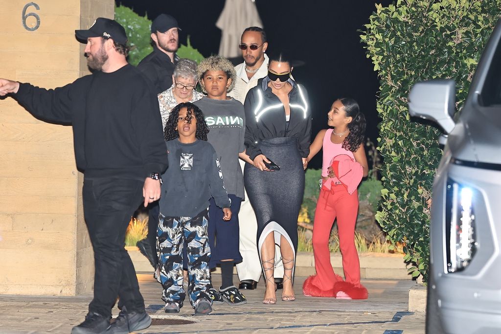 Kim Kardashian y su novio Lewis Hamilton cenaron en Nobu con sus familias.
