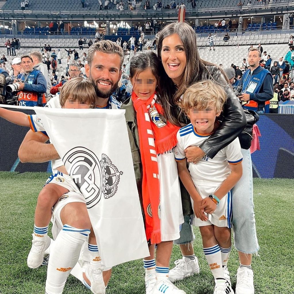 Nacho Fernández celebrando un título del Real Madrid con su mujer y sus hijos