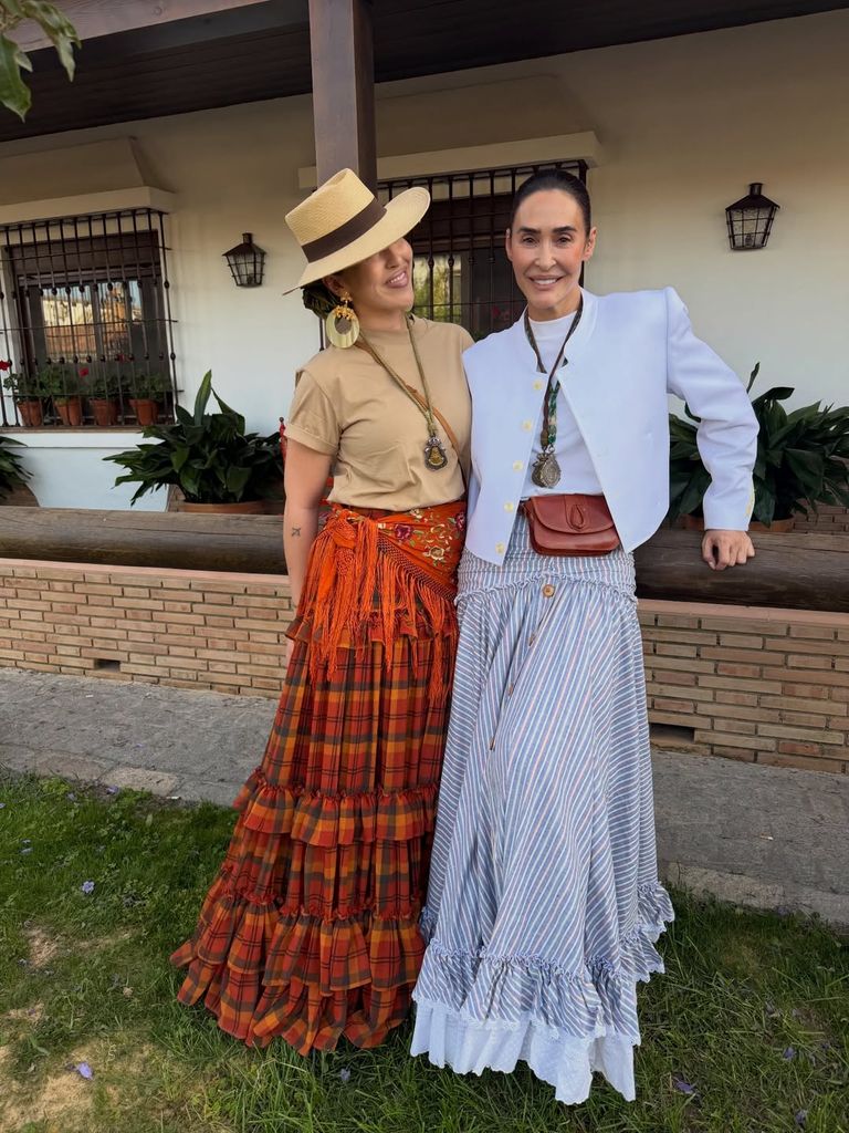 Vicky Martín Berrocal con su hija Alba Díaz en el Rocío