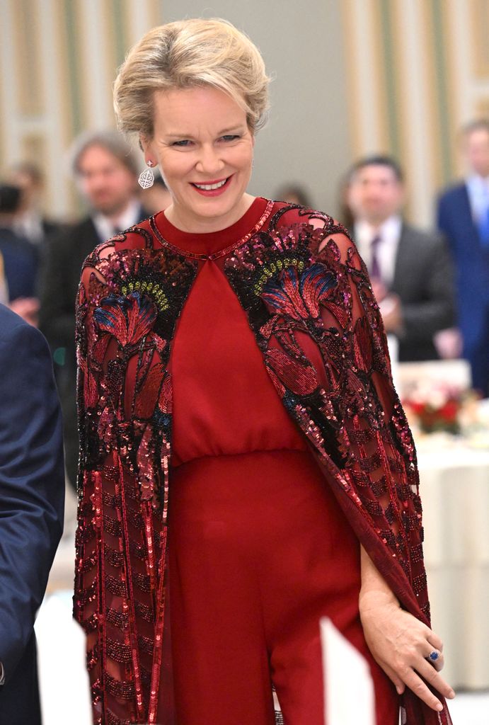 Matilde de Bélgica con vestido y capa de Elie Saab durante la cena de Estado en Kazajistán, 2026