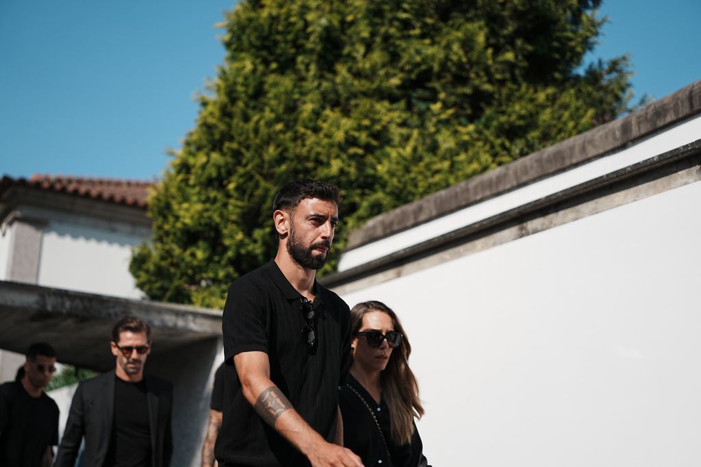 El futbolista Bruno Fernandes llega al funeral de Diogo Jota en Gondomar, Portugal