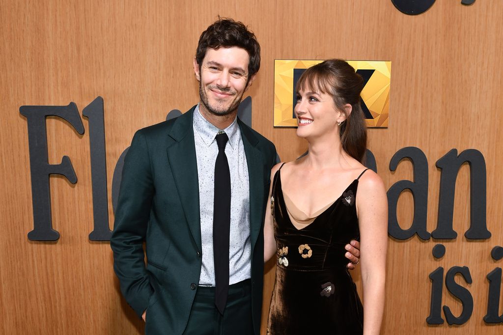 Plano medio de Adam Brody y Leighton Meester en 2022 en Nueva York
