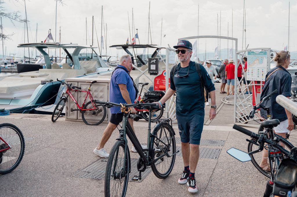 Federico de Dinamarca llegando al puerto de Saint-Tropez en bicicleta
