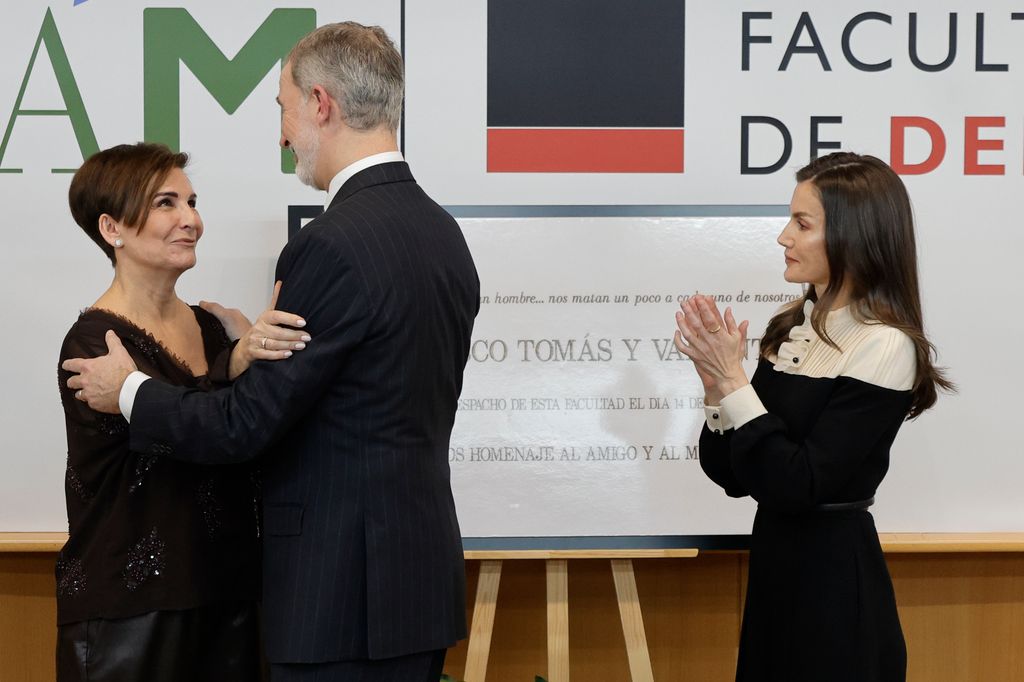 Ana Tomas y Valiente, hija del jurista, recibe el saludo del Rey 