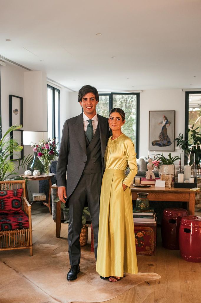 Madrina de boda con conjunto verde lima de Antonio García