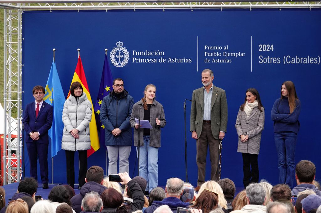 Plano general de la familia real durante el discurso de Leonor en la entrega del premio Pueblo Ejemplar 2024