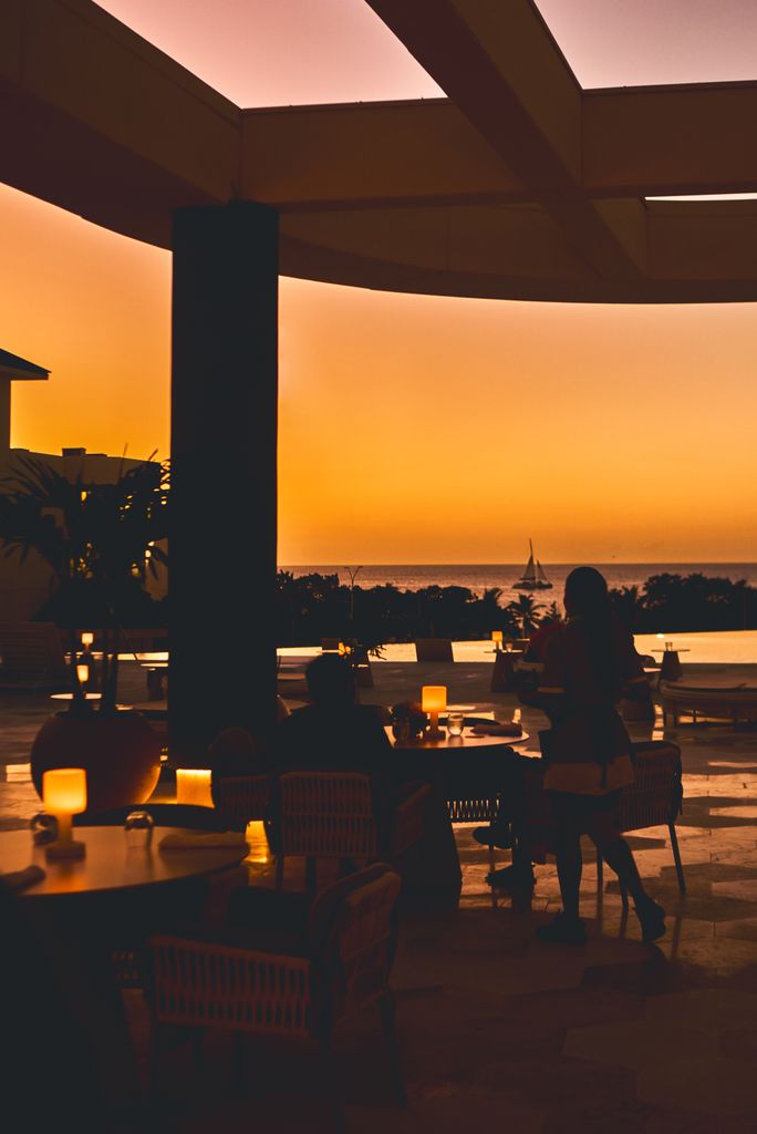 ZIMA Rooftop es el mejor escape de Aruba a las alturas: cócteles refrescantes, DJ al atardecer y vistas impresionantes crean noches inolvidables.
