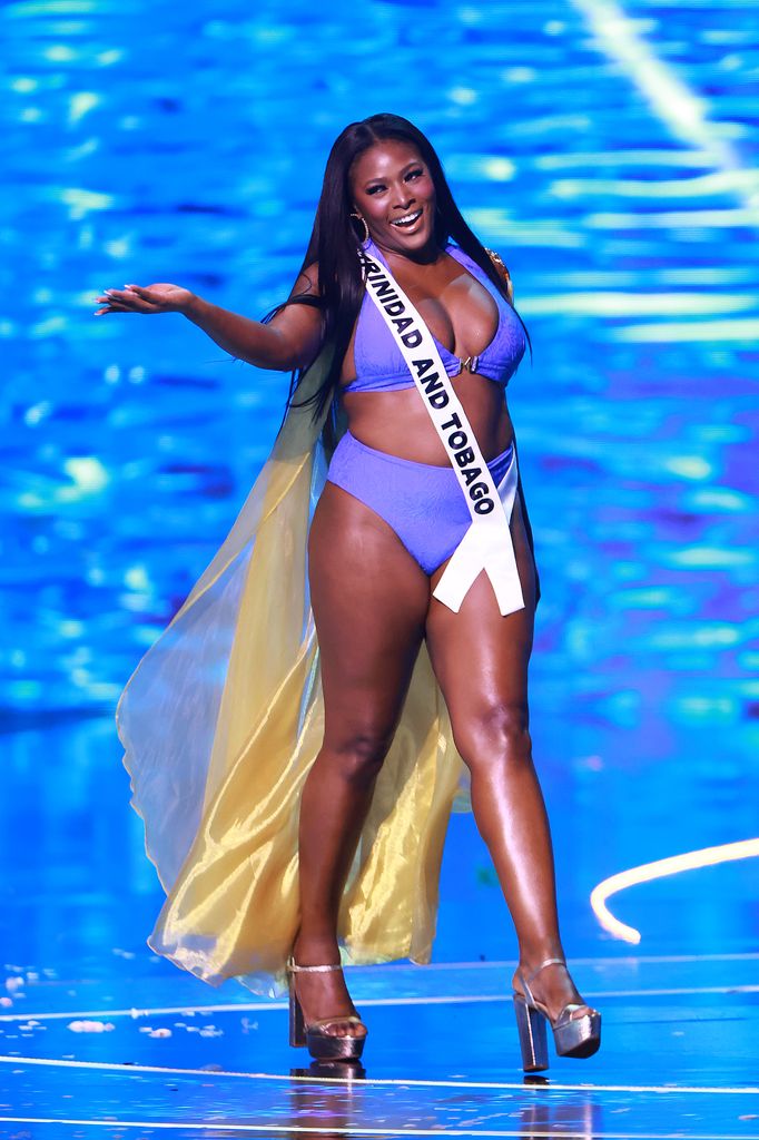 Plano entero de Jenelle Thongs, Miss Trinidad y Tobago, en el escenario
