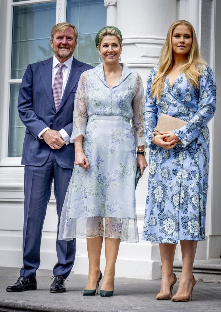 La reina Máxima de Holanda y la princesa Amelia en La Haya con vestidos florales en color azul, 2026.