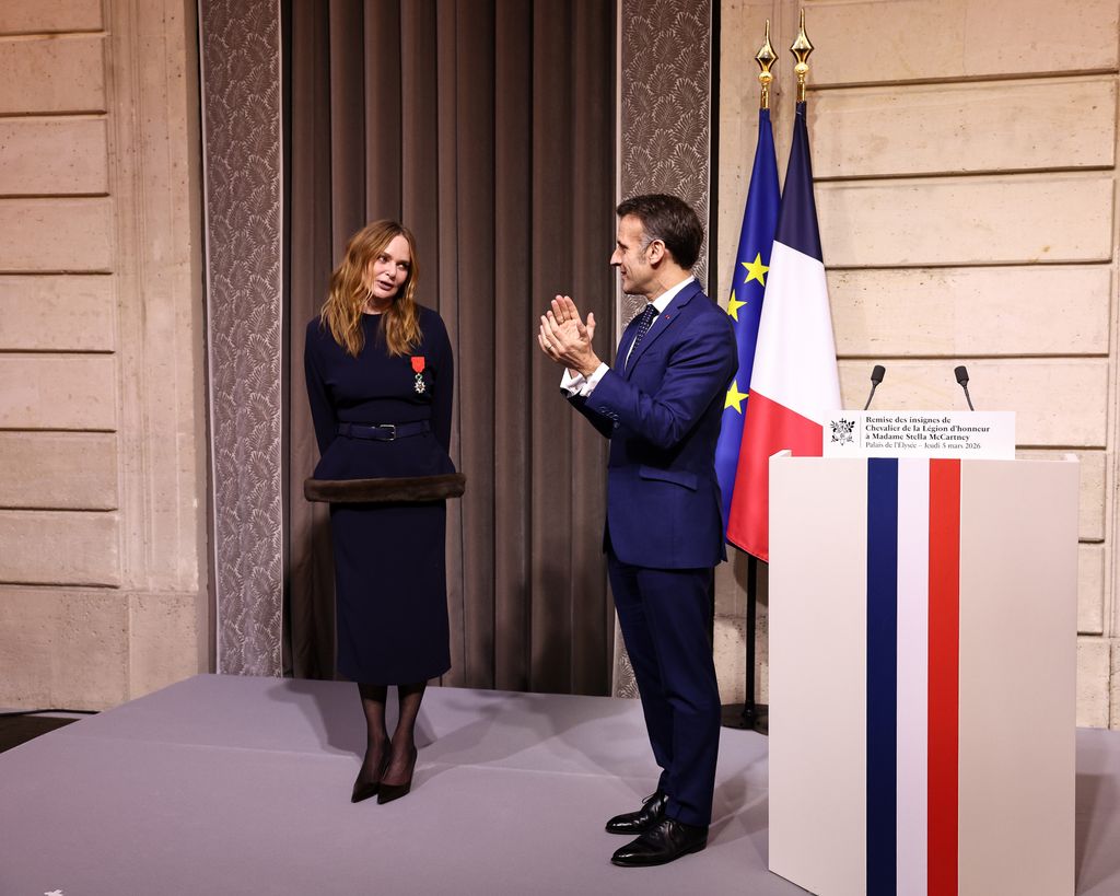 La diseñadora, emocionada junto a Macron