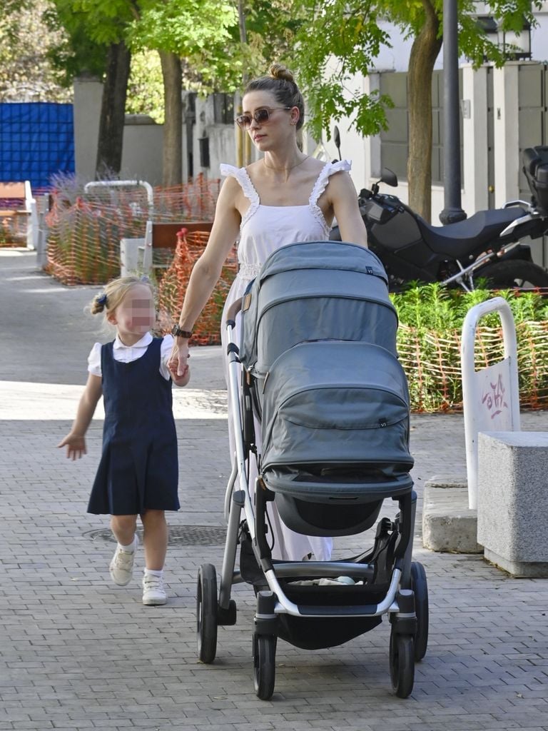 Photo © 2025 Backgrid UK/The Grosby Group

EXCLUSIVE
Madrid, September 15, 2025

Amber Heard looked every inch the doting mother as she was spotted enjoying a relaxed family stroll in Madrid with her three children on September 15, 2025. The actress, 39, was seen holding hands with her eldest daughter, Oonagh, while pushing a double stroller with her newborn twins, Agnes and Ocean. 
***
Amber Heard lució radiante como madre dedicada al ser vista disfrutando de un tranquilo paseo familiar en Madrid con sus tres hijos el 15 de septiembre de 2025. La actriz, de 39 años, fue vista tomándole la mano a su hija mayor, Oonagh, mientras empujaba un cochecito doble con sus gemelos recién nacidos, Agnes y Ocean.