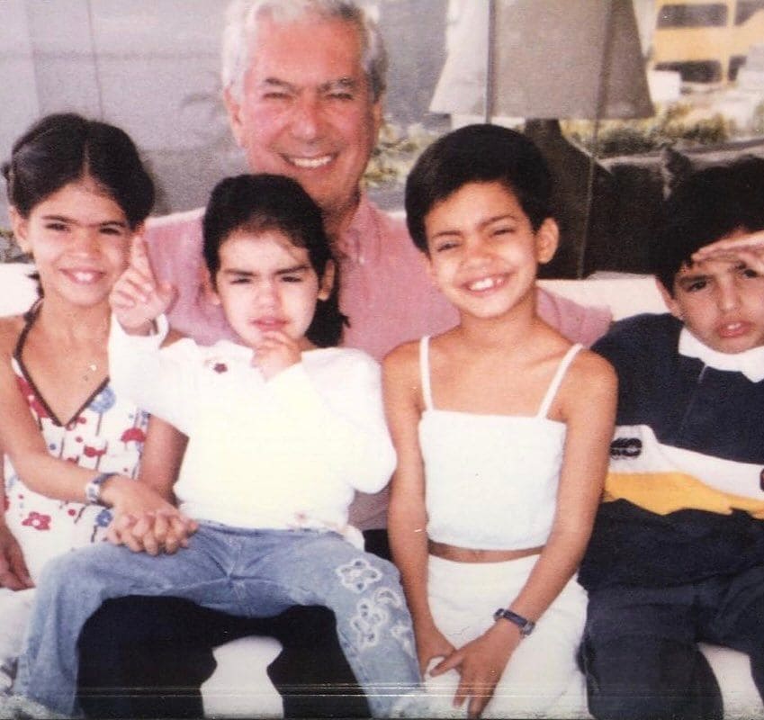 Mario Vargas Llosa con sus nietos