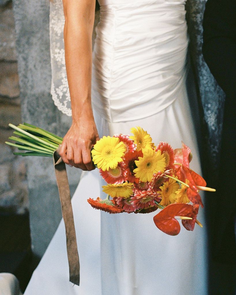 Ramos de novia protagonistas con colores gerberas amarillas