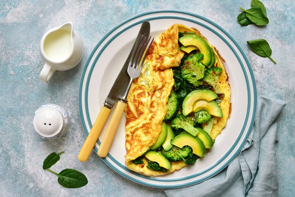 Tortilla con brócoli, aguacate y hojas de espinacas