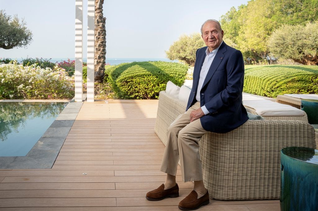 El rey Juan Carlos cerca de su piscina