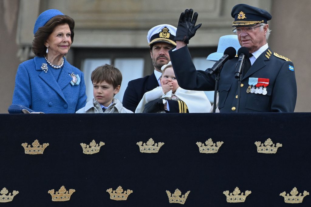 La emoción de la reina Silvia al ver a su marido pronunciar su discurso