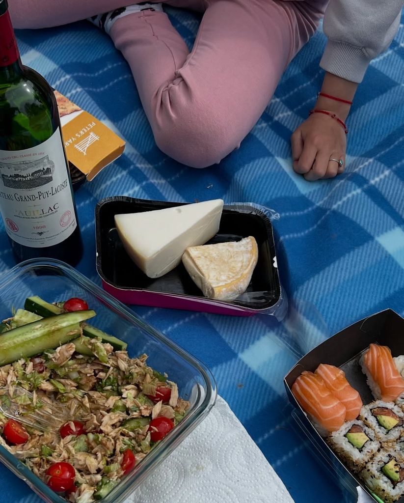 Madre e hijos disfrutaron de un divertido picnic.