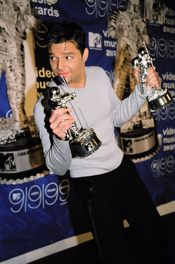 Ricky Martin sostiene los dos premios MTV Video Music Awards de 1999