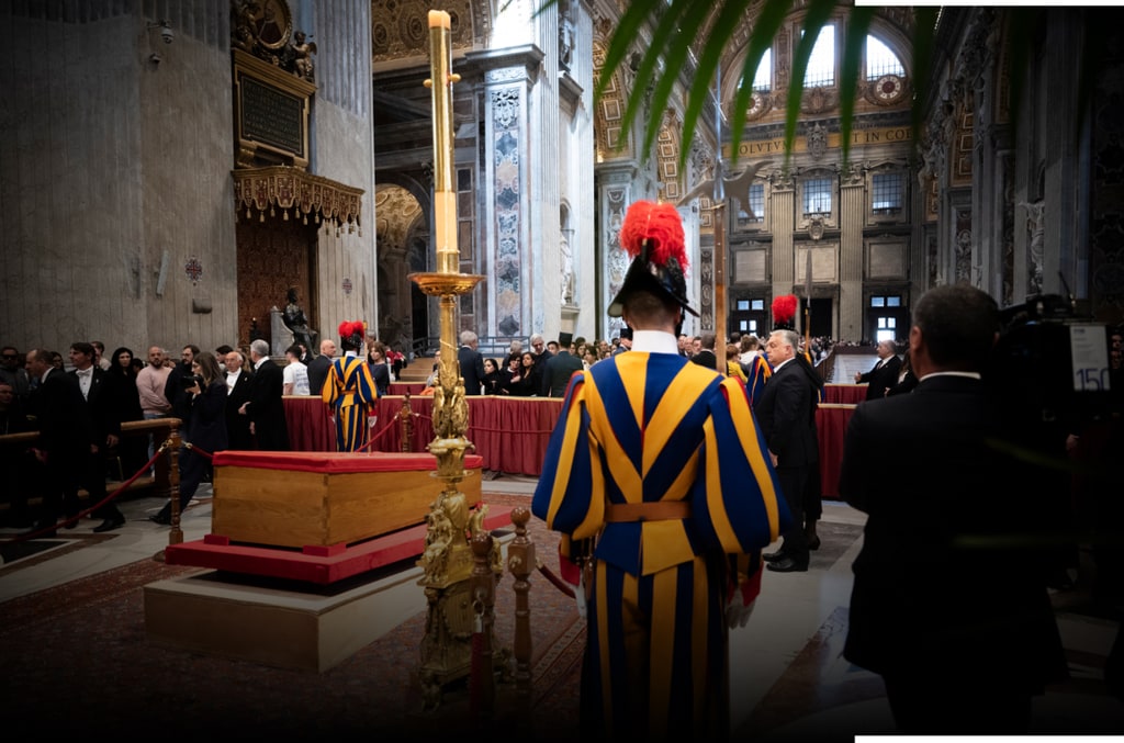 Viktor Orbán en la capilla ardiente del Papa Francisco