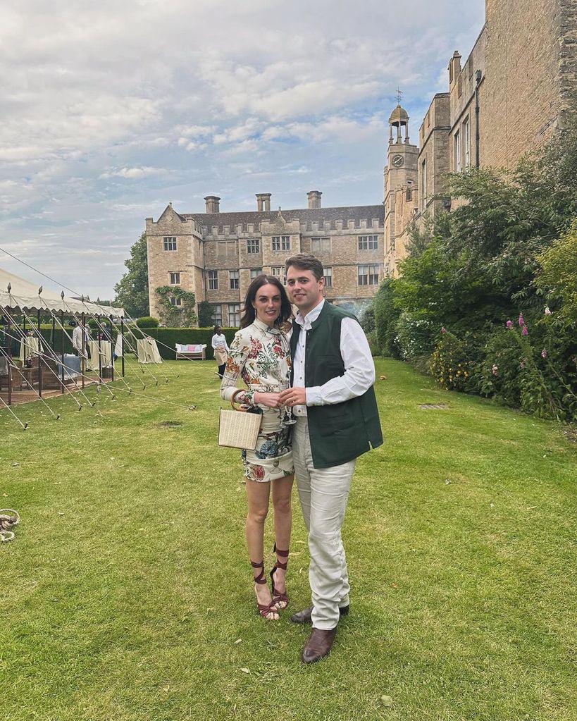 Lady Violet Manners, hija de los duques de Rutland, se compromete con Bill Garnock, el hijo mayor y heredero del decimosexto conde de Lindsay