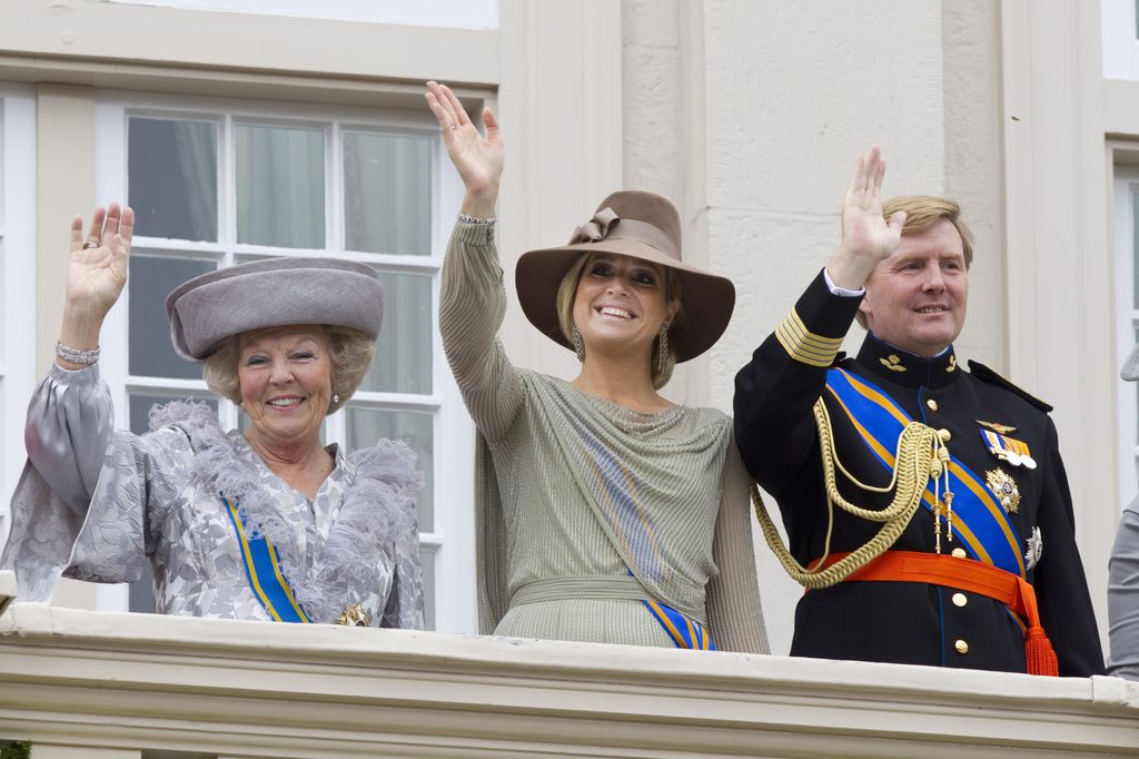 La reina Máxima con su vestido de cuentas de vidrio y tocado de plumas en el Día del Príncipe
