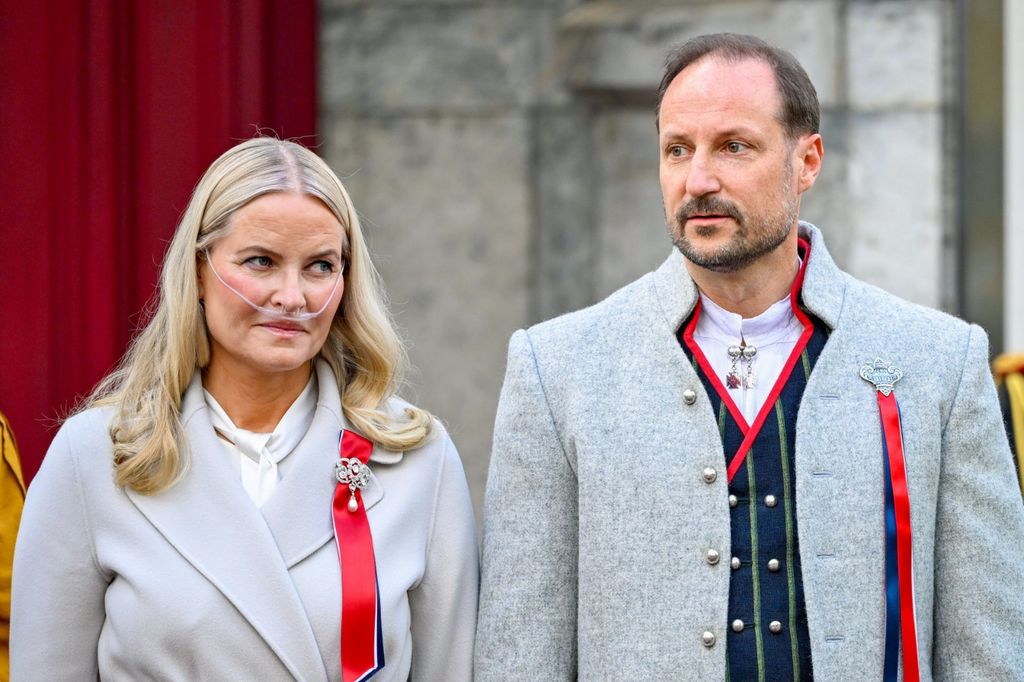 Mette-Marit ha reaparecido en la Fiesta Nacional de Noruega con su cánula respiratoria