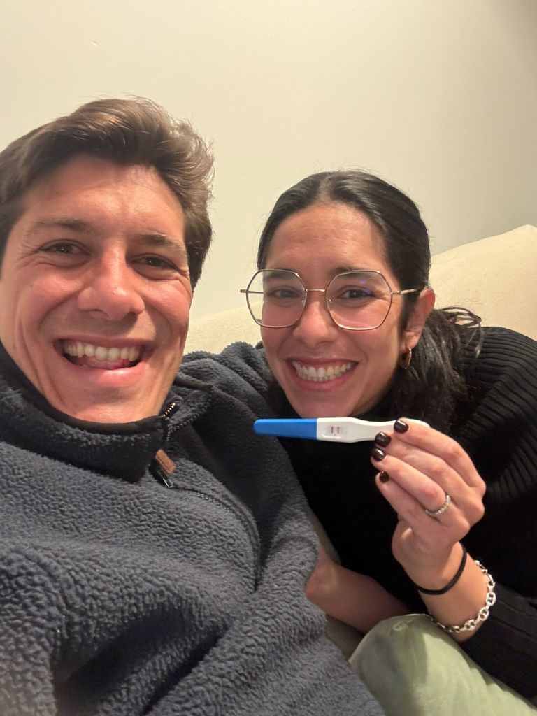 Begoña y Antonio mostrando el test de embarazo positivo