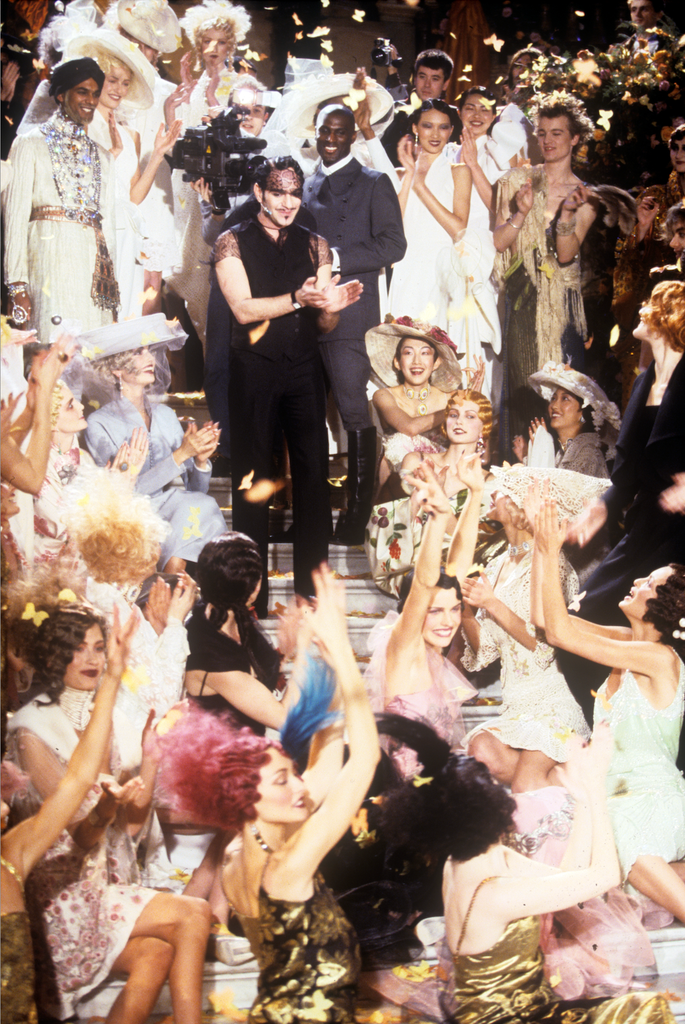 Desfile de Alta Costura de Christian Dior por John Galliano en París, 1998.