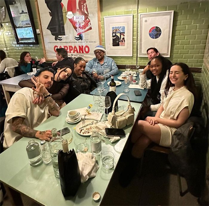 Rosalia con Rauw Alejandro, su hermana y amigos en Barcelona