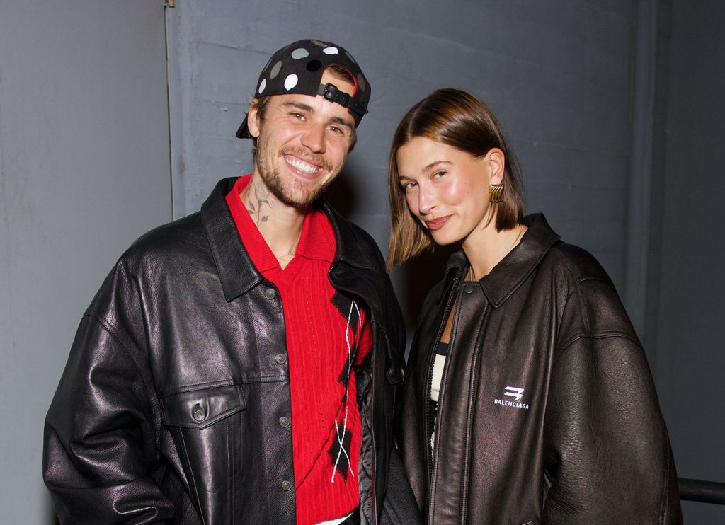 Plano medio de Hailey y Justin Bieber con chaquetas de cuero