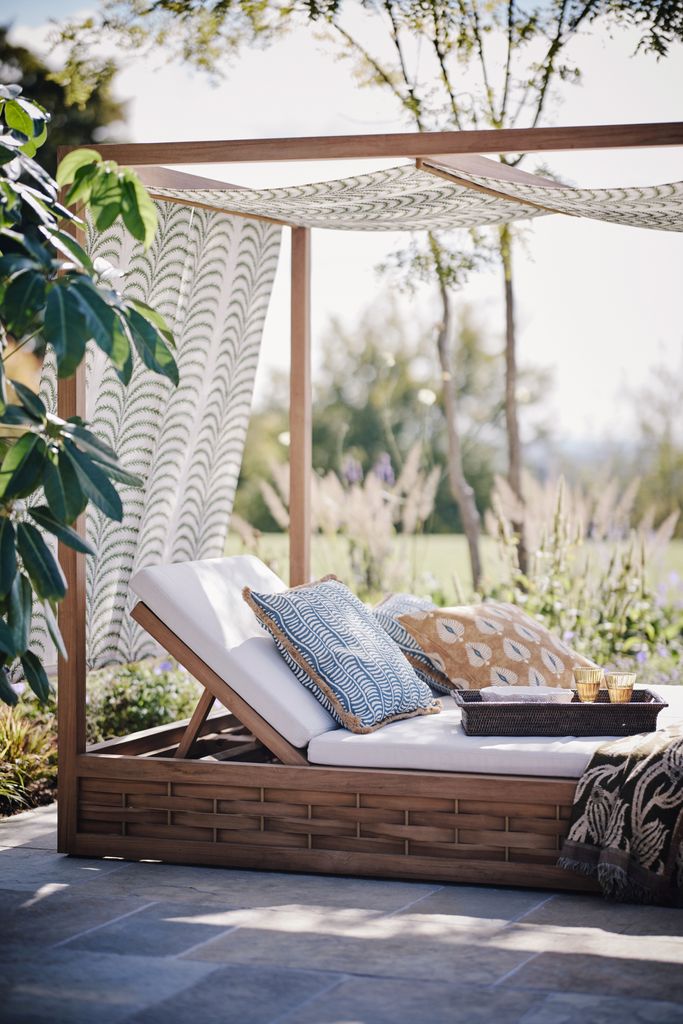 Day bed con dosel de madera