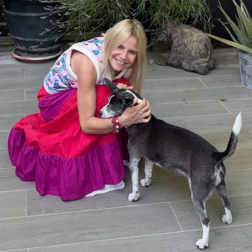 Eugenia Martínez de Iruja con uno de sus perros